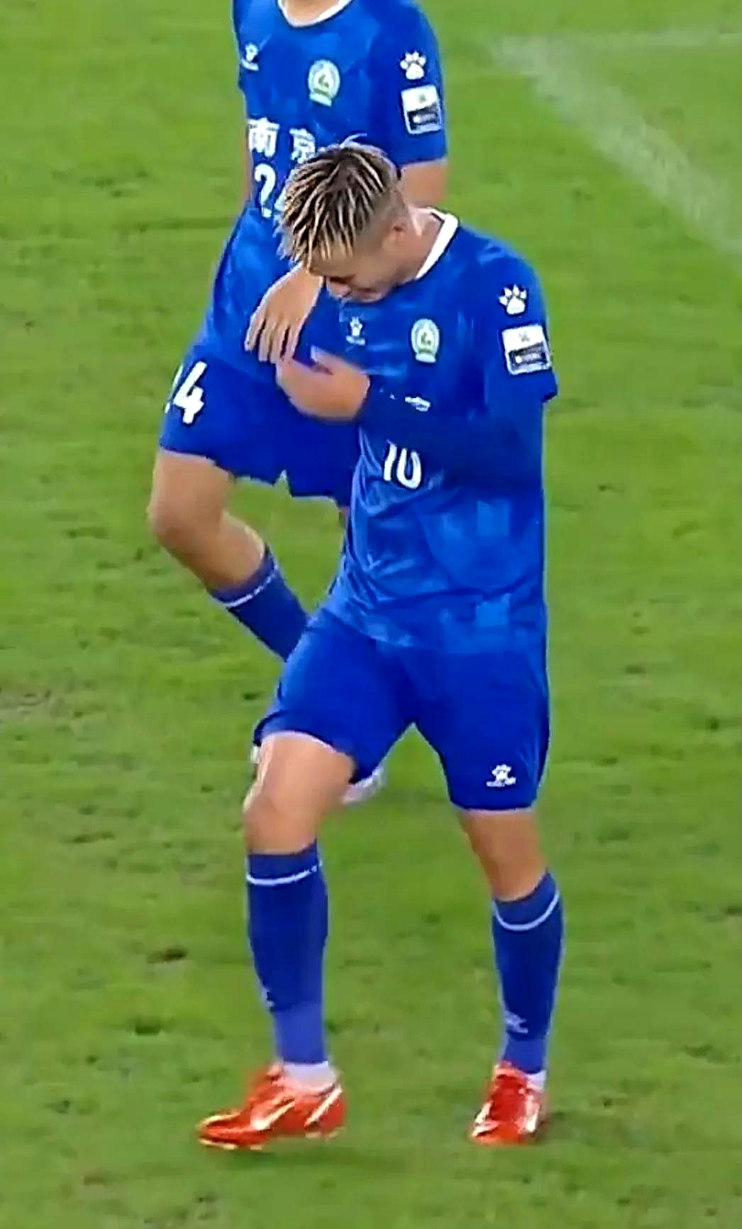 转会期足总杯焦点战，那不勒斯防线松动，更衣室稳定，临场指挥获称赞的简单介绍